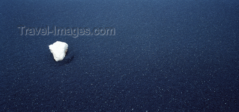 canary75: Timanfaya National Park, Lanzarote, Canary Islands: lone white stone on a lava beach - photo by W.Allgöwer - (c) Travel-Images.com - Stock Photography agency - Image Bank