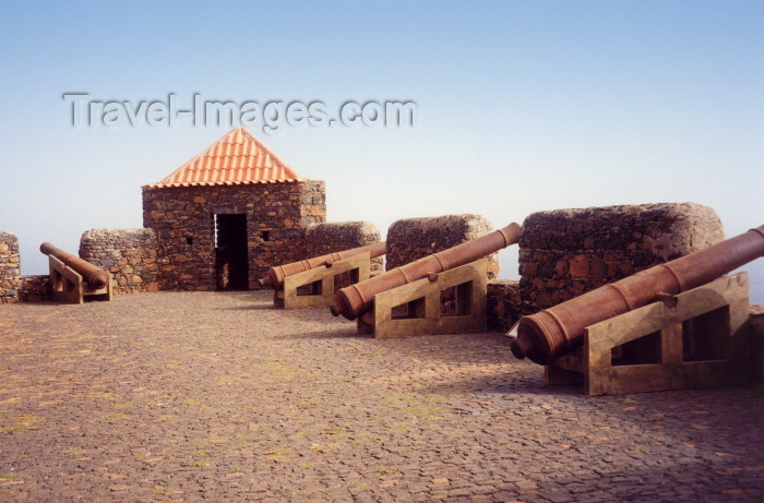 capeverde10: Cabo Verde - Cape Verde - Cidade Velha, Santiago island: artillery at St Phillip's fort - artilharia no Forte de Sao Filipe - photo by M.Torres - (c) Travel-Images.com - Stock Photography agency - Image Bank