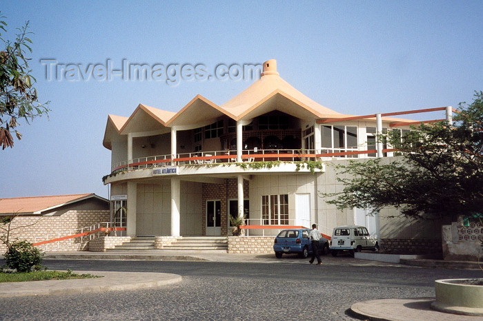 capeverde16: Cape Verde / Cabo Verde - Espargos, Sal island: hotel Atlantico - Amilcar Cabral st. - photo by M.Torres - (c) Travel-Images.com - Stock Photography agency - Image Bank