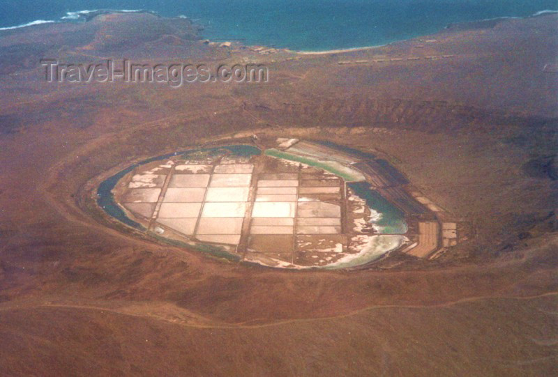 capeverde18: Cape Verde / Cabo Verde - Pedra de Lume, Sal island: salt in the volcano - salinas no interior do vulcão - photo by M.Torres - (c) Travel-Images.com - Stock Photography agency - Image Bank