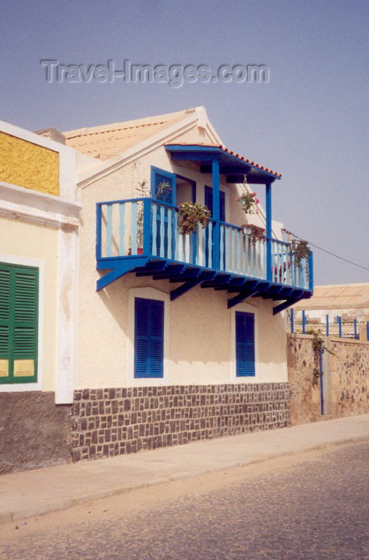 capeverde20: Cape Verde / Cabo Verde - S. Maria, Sal island: blue balcony - varanda azul - photo by M.Torres - (c) Travel-Images.com - Stock Photography agency - Image Bank