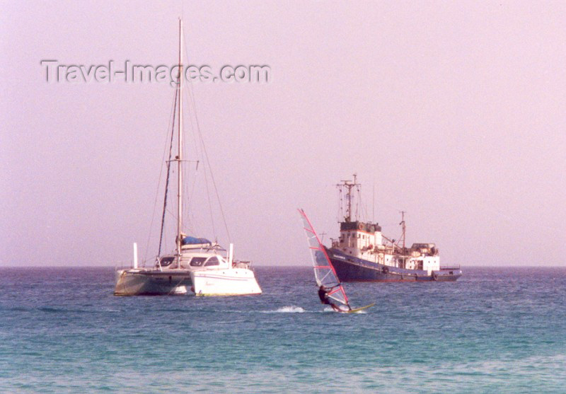 capeverde22: Cape Verde / Cabo Verde - S. Maria, Sal island: off the beach - praia: catamaran + windsurfer + rebocador - photo by M.Torres - (c) Travel-Images.com - Stock Photography agency - Image Bank