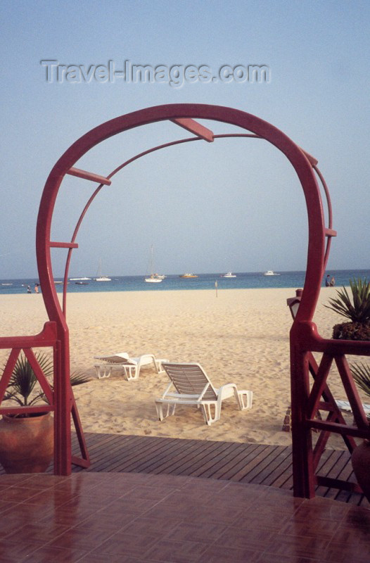 capeverde23: Cape Verde / Cabo Verde - Santa Maria: on the beach - na praia - photo by M.Torres - (c) Travel-Images.com - Stock Photography agency - Image Bank