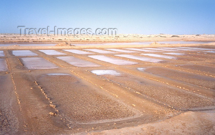 capeverde26: Cape Verde / Cabo Verde - Sal island: salt pans - salinas - photo by M.Torres - (c) Travel-Images.com - Stock Photography agency - Image Bank