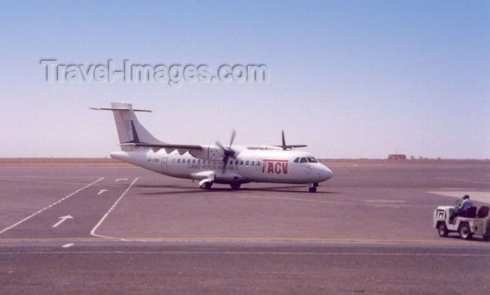 capeverde30: Cape Verde / Cabo Verde - Sal Island - Espargos: Amilcar Cabral airport - TACV arrives from Sao Vicente / aeroporto - avião dos TACV - aircraft - airplane - ATR 42-300 - photo by M.Torres - (c) Travel-Images.com - Stock Photography agency - Image Bank