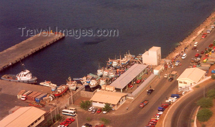 capeverde31: Cabo Verde - Cape Verde - Cidade da Praia / RAI, Santiago island: fishing harbour - porto de pesca - photo by M.Torres - (c) Travel-Images.com - Stock Photography agency - Image Bank