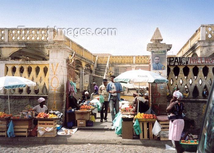 capeverde32: Cabo Verde - Cape Verde - Assomada (concelho de Santa Catarina), Santiago island: the market - o mercado - photo by M.Torres - (c) Travel-Images.com - Stock Photography agency - Image Bank