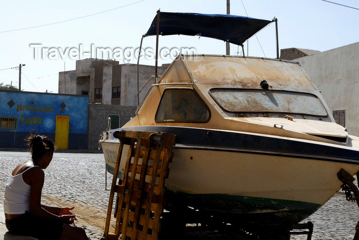 capeverde40: Palmeira, Sal island / Ilha do Sal - Cape Verde / Cabo Verde: woman sitting by a boat on the street - photo by E.Petitalot - photo by E.Petitalot - (c) Travel-Images.com - Stock Photography agency - Image Bank