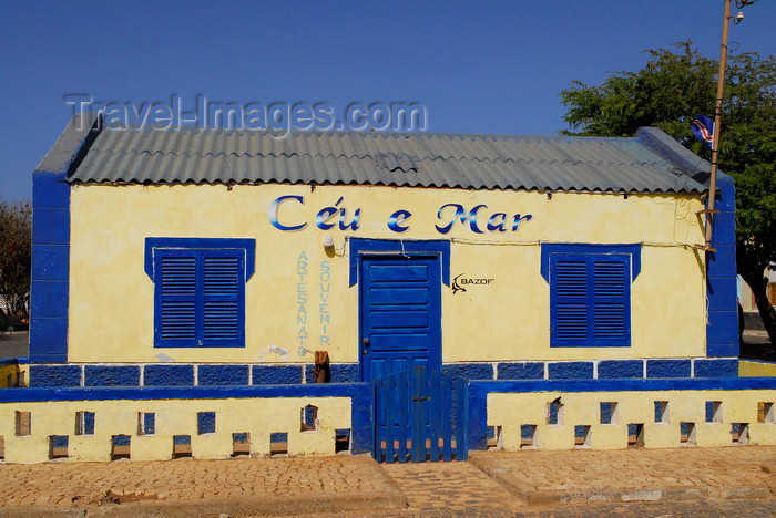 capeverde41: Palmeira, Sal island / Ilha do Sal - Cape Verde / Cabo Verde: colorful building - 'Céu e Mar' handicraft shop by the harbour - photo by E.Petitalot - (c) Travel-Images.com - Stock Photography agency - Image Bank