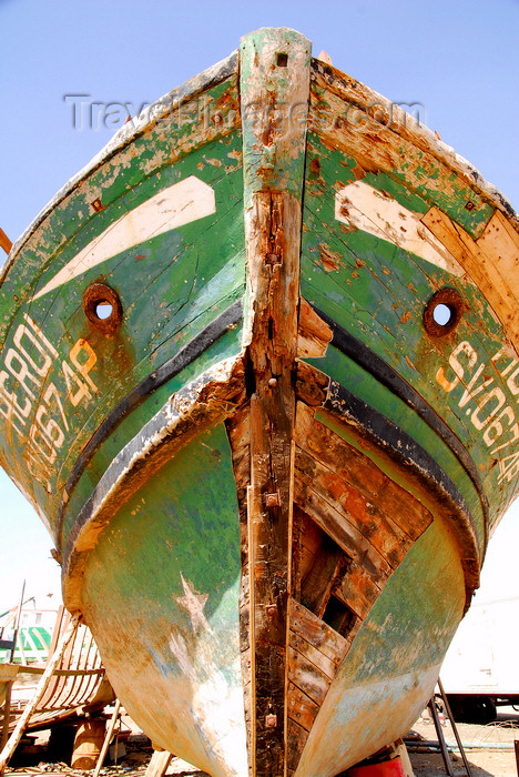 capeverde43: Palmeira, Sal island / Ilha do Sal - Cape Verde / Cabo Verde: prow of old fishing boat 'Heroi' in the harbour - photo by E.Petitalot - (c) Travel-Images.com - Stock Photography agency - Image Bank