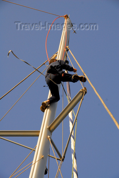 capeverde45: Palmeira, Sal island / Ilha do Sal - Cape Verde / Cabo Verde: yacht captain going up alongside the mast - photo by E.Petitalot - (c) Travel-Images.com - Stock Photography agency - Image Bank