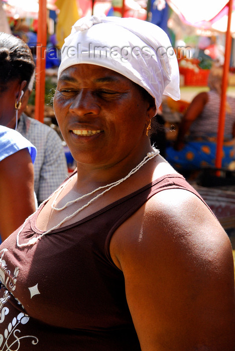 capeverde54: Praia, Santiago island / Ilha de Santiago - Cape Verde / Cabo Verde: woman in the market - photo by E.Petitalot - (c) Travel-Images.com - Stock Photography agency - Image Bank