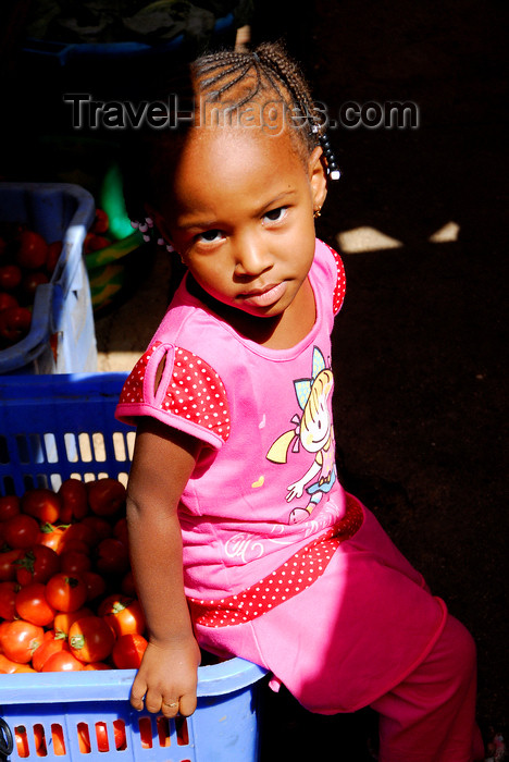 capeverde55: Praia, Santiago island / Ilha de Santiago - Cape Verde / Cabo Verde: small girl in the Praia market - photo by E.Petitalot - (c) Travel-Images.com - Stock Photography agency - Image Bank