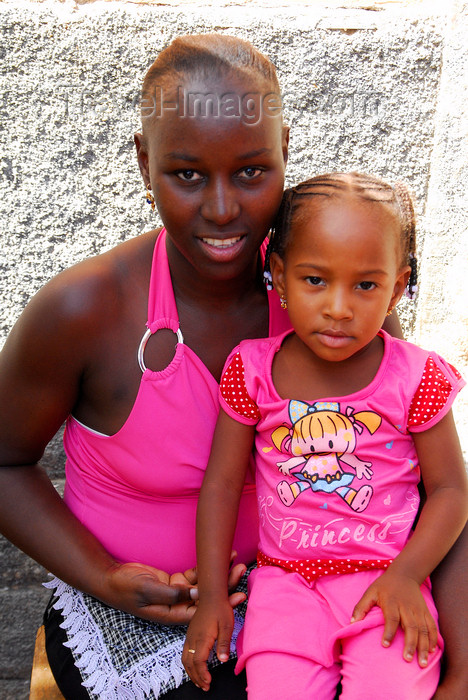 capeverde56: Prai, Santiago island / Ilha de Santiago - Cape Verde / Cabo Verde: a mother and her girl - photo by E.Petitalot - (c) Travel-Images.com - Stock Photography agency - Image Bank