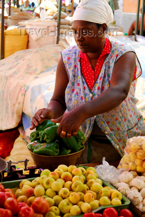 capeverde57: Praia, Santiago island / Ilha de Santiago - Cape Verde / Cabo Verde: woman in the market - weighting peppers - photo by E.Petitalot - (c) Travel-Images.com - Stock Photography agency - Image Bank