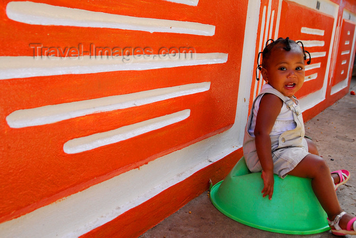 capeverde58: Praia, Santiago island / Ilha de Santiago - Cape Verde / Cabo Verde: small girl on a green bowl - photo by E.Petitalot - (c) Travel-Images.com - Stock Photography agency - Image Bank