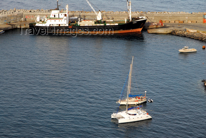 capeverde62: São Filipe, Fogo island - Cape Verde / Cabo Verde: small freighter in the harbour - photo by E.Petitalot - (c) Travel-Images.com - Stock Photography agency - Image Bank