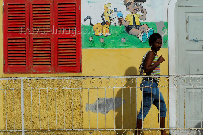 capeverde63: São Filipe, Fogo island - Cape Verde / Cabo Verde: woman walking - railing and mural - photo by E.Petitalot - (c) Travel-Images.com - Stock Photography agency - Image Bank