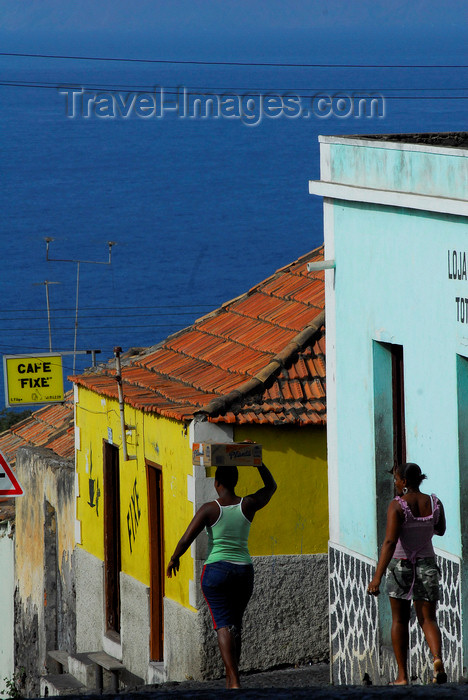 capeverde65: São Filipe, Fogo island - Cape Verde / Cabo Verde: women walking downhill - Café Fixe - photo by E.Petitalot - (c) Travel-Images.com - Stock Photography agency - Image Bank