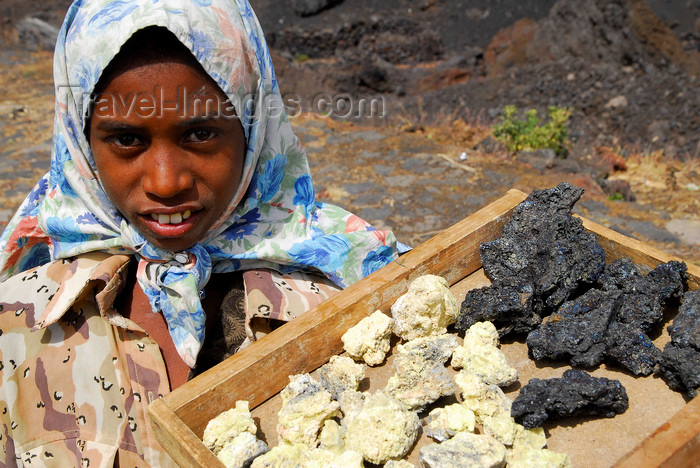 capeverde70: Fogo natural park, Fogo island - Cape Verde / Cabo Verde: girl selling lava - photo by E.Petitalot - (c) Travel-Images.com - Stock Photography agency - Image Bank