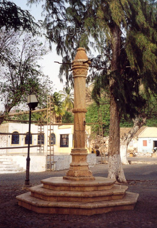 capeverde8: Cabo Verde - Cape Verde - Santiago Island / Ilha de Santiago - Cidade Velha: XVI century Portuguese pillory - Pelourinho do século XVI - photo by M.Torres - (c) Travel-Images.com - Stock Photography agency - Image Bank