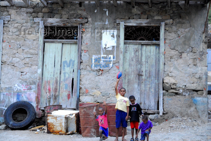 capeverde80: Fajã de Água, Brava island - Cape Verde / Cabo Verde: children and derelict house - photo by E.Petitalot - (c) Travel-Images.com - Stock Photography agency - Image Bank