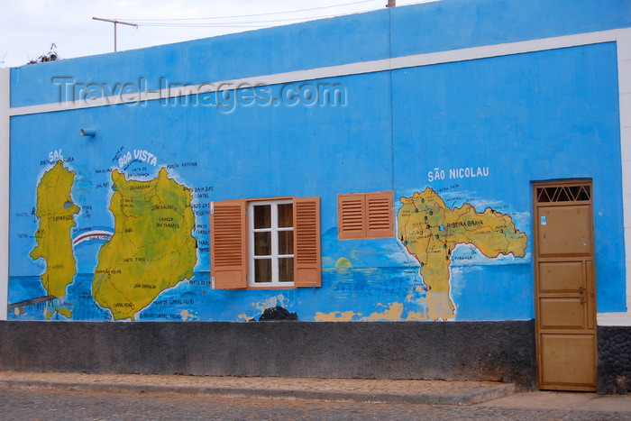 capeverde87: S. Maria, Sal island, Cape Verde / Cabo Verde: mural with a map of the archipelago - house façade - casa decorada com um mapa do arquipélago Cabe Verdiano - photo by R.Resende - (c) Travel-Images.com - Stock Photography agency - Image Bank