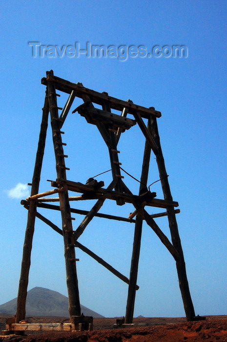 capeverde88: Pedra Lume, Sal island, Cape Verde / Cabo Verde: contraption at the natural salt evaporation ponds - dispositvo nas salinas - photo by R.Resende - (c) Travel-Images.com - Stock Photography agency - Image Bank