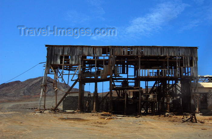 capeverde90: Pedra Lume, Sal island, Cape Verde / Cabo Verde: industrial archeology - arqueologia industrial - photo by R.Resende - (c) Travel-Images.com - Stock Photography agency - Image Bank