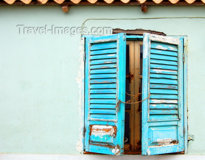 capeverde92: S.Maria, Sal island, Cape Verde / Cabo Verde: window with blue shutters - janela com venezianas azúis - photo by R.Resende - (c) Travel-Images.com - Stock Photography agency - Image Bank