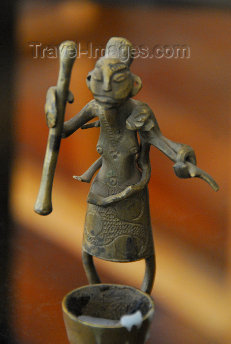 car2: Central African Republic figurine - woman with mortar and pestle, preparing cassava flour - photo by M.Torres - (c) Travel-Images.com - Stock Photography agency - Image Bank