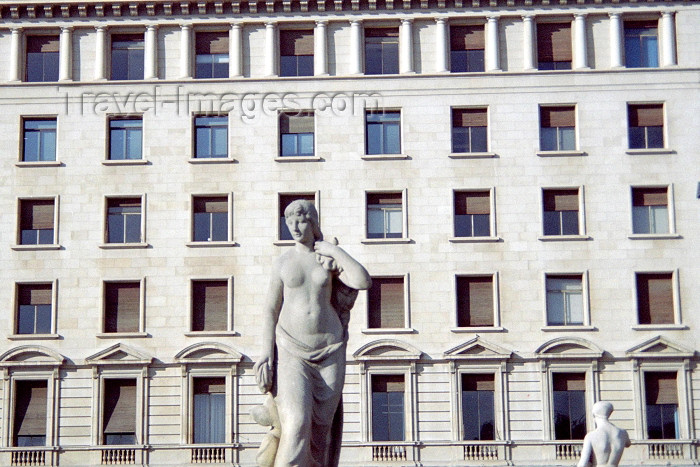 catalon110: Barcelona, Catalonia: pretty statue at Plaza de Catalunya - photo by M.Bergsma - (c) Travel-Images.com - Stock Photography agency - Image Bank