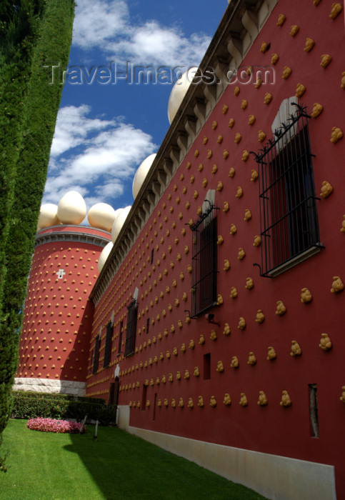 catalon119: Spain - Catalonia / Catalunya - Figueres - Figueras, Alt Empordà, Girona province: Dali museum, eggs - Gala-Salvador Dali Foundation - photo by T.Marshall - (c) Travel-Images.com - Stock Photography agency - Image Bank