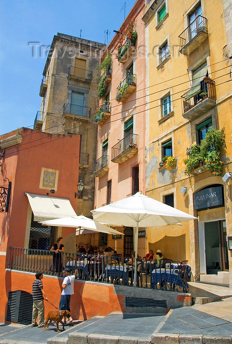 catalon129: Tarragona, Catalonia: Carrer de Ferrers - restaurant - Al Fresco dining - photo by B.Henry - (c) Travel-Images.com - Stock Photography agency - Image Bank