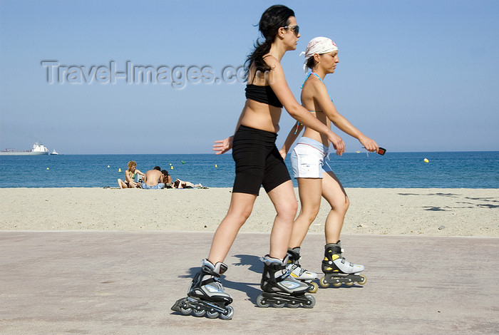 catalon134: La Pineda, Vila-seca, Costa Dorada, Tarragona, Catalonia: two women roller skating along the beach - photo by B.Henry - (c) Travel-Images.com - Stock Photography agency - Image Bank