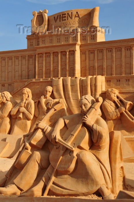 catalon141: Barcelona, Catalonia: Vienna sand sculpture, orchestra and Schoenbrunn palace - Barceloneta beach - photo by M.Torres - (c) Travel-Images.com - Stock Photography agency - Image Bank