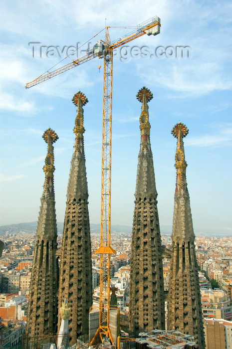 catalon144: Barcelona, Catalonia: still building Antoni Gaudí's Temple Expiatori de la Sagrada Familia - crane - photo by B.Henry - (c) Travel-Images.com - Stock Photography agency - Image Bank