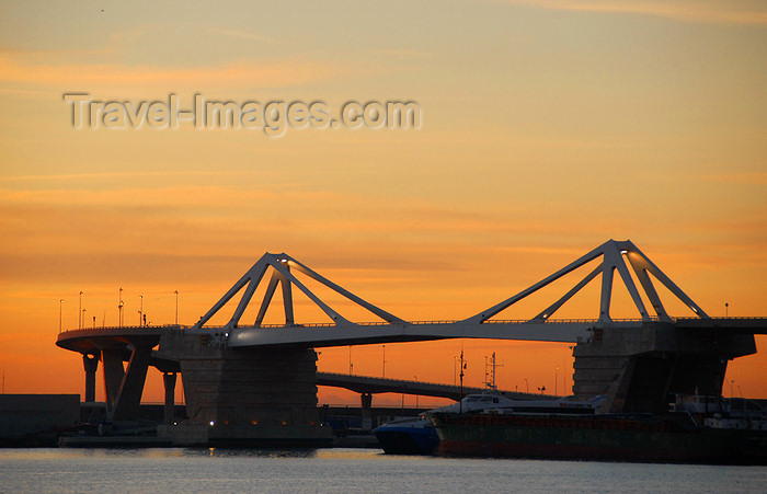 catalon150: Barcelona, Catalonia: bridge over the harbour - photo by T.Marshall - (c) Travel-Images.com - Stock Photography agency - Image Bank