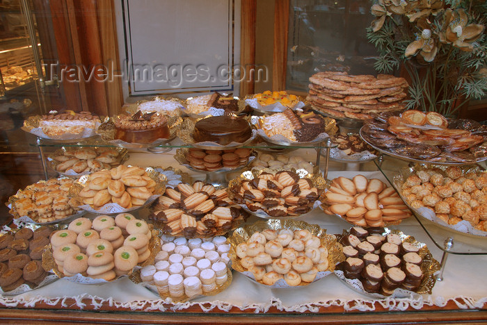 catalon153: Barcelona, Catalonia: cake shop - photo by T.Marshall - (c) Travel-Images.com - Stock Photography agency - Image Bank