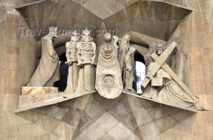 catalon189: Barcelona, Catalonia: Gaudí's Sagrada Familia cathedral - Passion façade - Jesus, soldiers and Veronica with the veil with Jesus' face - photo by M.Torres - (c) Travel-Images.com - Stock Photography agency - Image Bank