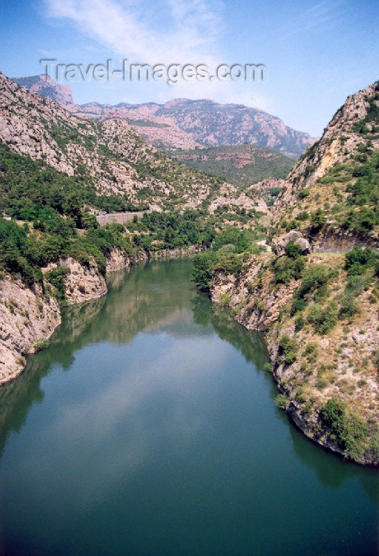 catalon23: Catalonia / Catalunya - Oliana, Alt Urgell, Lleida province: the river Segre - gorge / Riu Segre / Rio Segre - photo by Miguel Torres - (c) Travel-Images.com - Stock Photography agency - Image Bank