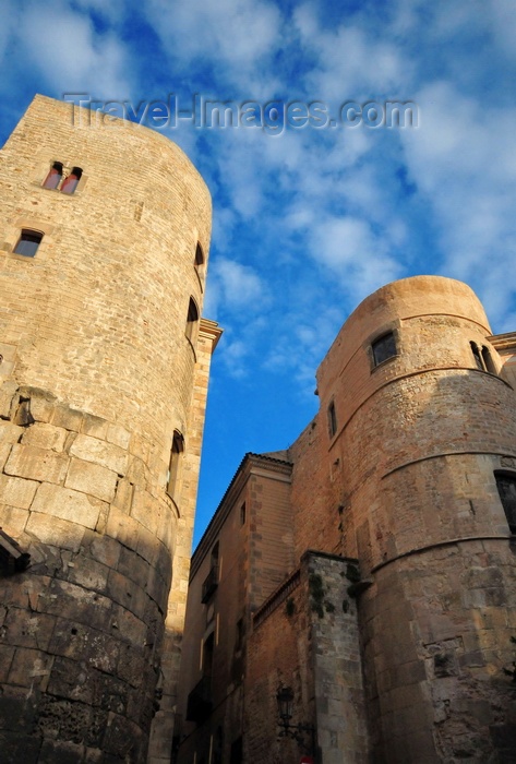 catalon245: Barcelona, Catalonia: Portal del Bisbe, the only surviving Roman gate of the city - Carrer del Bisbe, Barri Gòtic, Gothic Quarter, Ciutat Vella - photo by M.Torres - (c) Travel-Images.com - Stock Photography agency - Image Bank