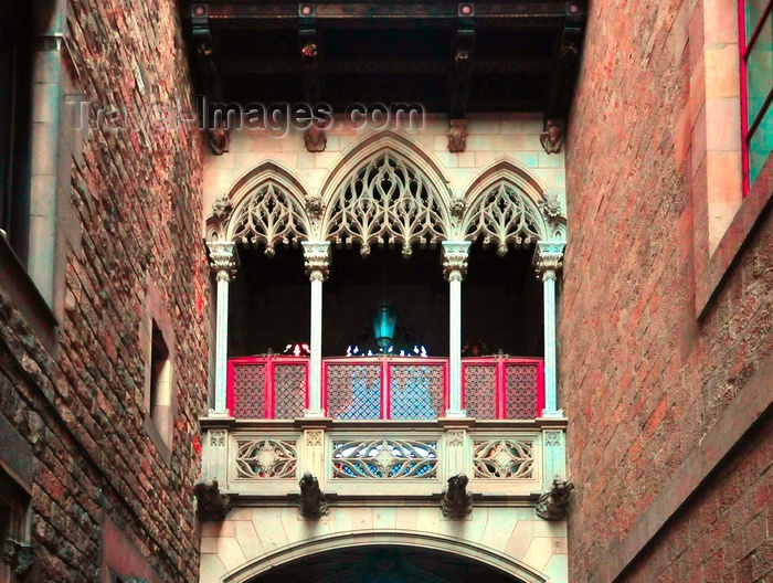 catalon247: Barcelona, Catalonia: the neo-Gothic Bisbe bridge, between the Generalitat and Cases dels Canonges, Carrer del Bisbe, Barri Gòtic, Ciutat Vella - photo by M.Torres - (c) Travel-Images.com - Stock Photography agency - Image Bank