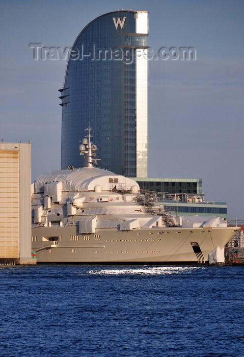 catalon255: Barcelona, Catalonia: super-yacht and W Barcelona Hotel, architect Ricardo Bofill, Barceloneta - photo by M.Torres - (c) Travel-Images.com - Stock Photography agency - Image Bank