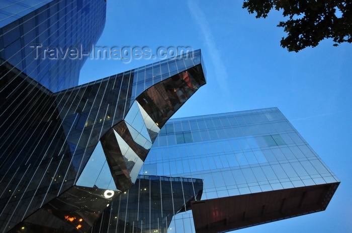 catalon259: Barcelona, Catalonia: bird-like HQ of Fenosa Natural Gas, Edifici Gas Natural, aka Torre Mare Nostrum - nocturnal - photo by M.Torres - (c) Travel-Images.com - Stock Photography agency - Image Bank