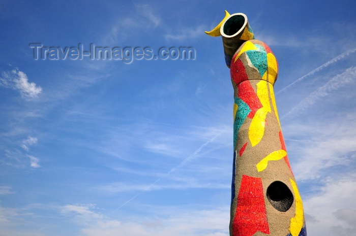 catalon274: Barcelona, Catalonia: Joan Miró park aka Parc l'Escorxador, sculpture Dona i Ocell (Woman and Bird) against the sky - Eixample - photo by M.Torres - (c) Travel-Images.com - Stock Photography agency - Image Bank