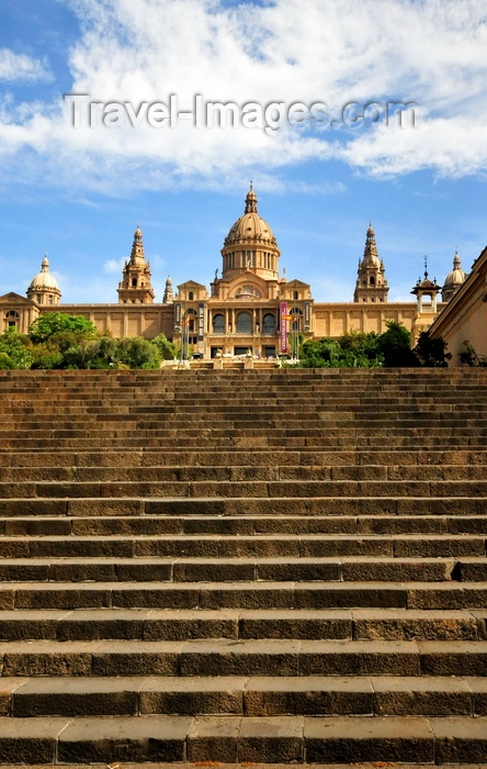 catalon281: Barcelona, Catalonia: Montjuïc hill - Four Ionic columns seen from the Magic Fountain, Palau d'Alfons XIII, Palau de la Reina Victòria Eugèni and Palau Nacional in the backgroud - photo by M.Torres - (c) Travel-Images.com - Stock Photography agency - Image Bank