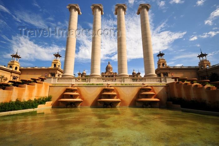 catalon282: Barcelona, Catalonia: Montjuïc - four Ionic columns seen from the Magic Fountain, Palau d'Alfons XIII, Palau de la Reina Victòria Eugèni and Palau Nacional - photo by M.Torres - (c) Travel-Images.com - Stock Photography agency - Image Bank