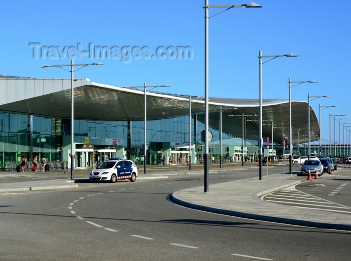 catalon285: Barcelona, Catalonia, Spain: Barcelona-El Prat Airport Terminal 1 building, land side - Mossos d'Esquadra patrol car - photo by M.Torres - (c) Travel-Images.com - Stock Photography agency - Image Bank