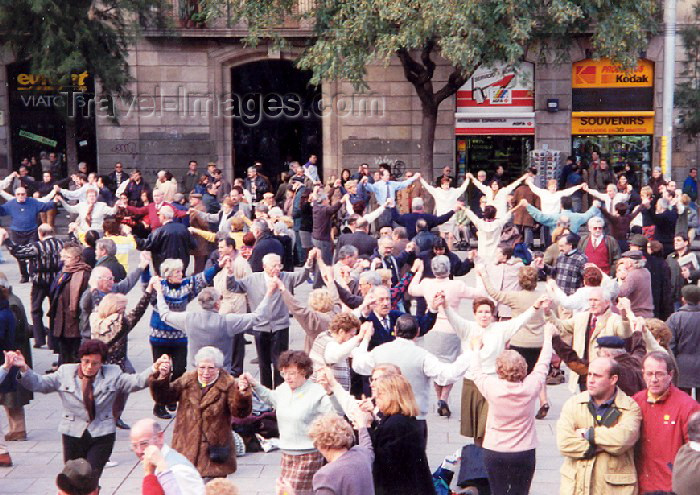 catalon3: Catalonia - Barcelona: Square Dancing - the sardana dance - Ball de la Sardana - photo by Miguel Torres - (c) Travel-Images.com - Stock Photography agency - Image Bank